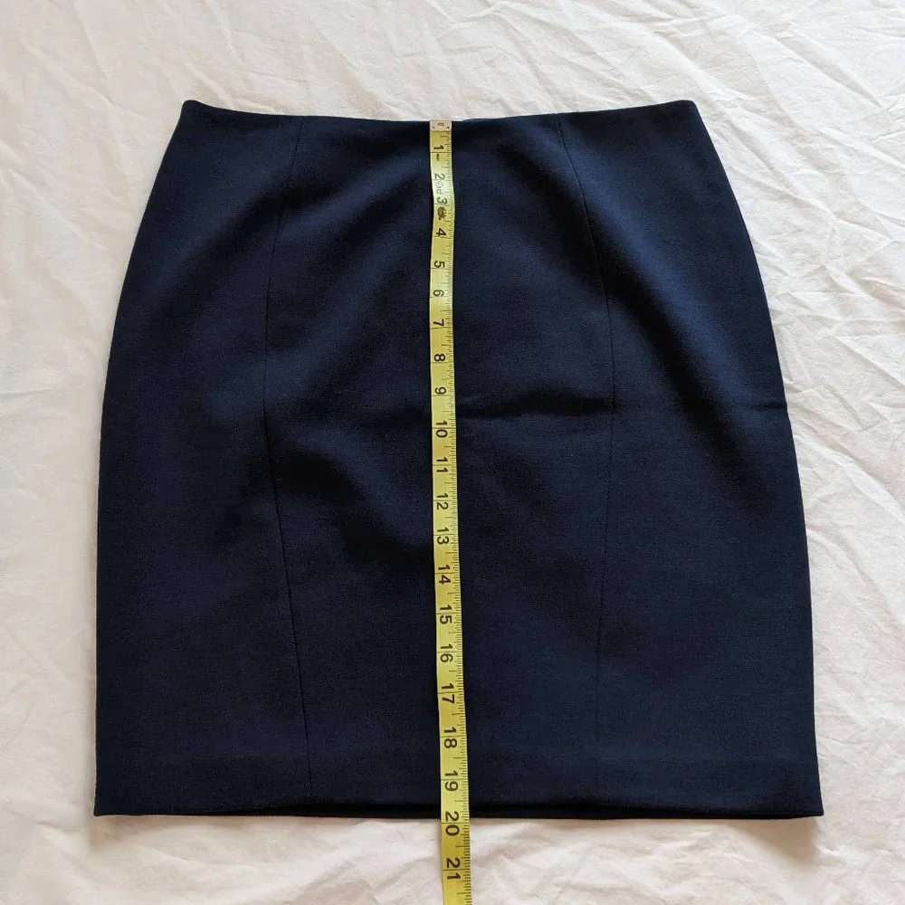 EUC Tahari Sleek Fitted Navy Pencil Skirt in Size 6